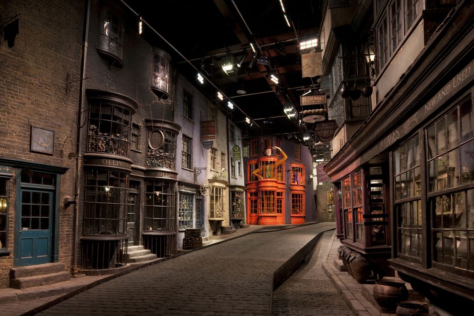 017-sets-diagon-alley-1468757193-8ytt