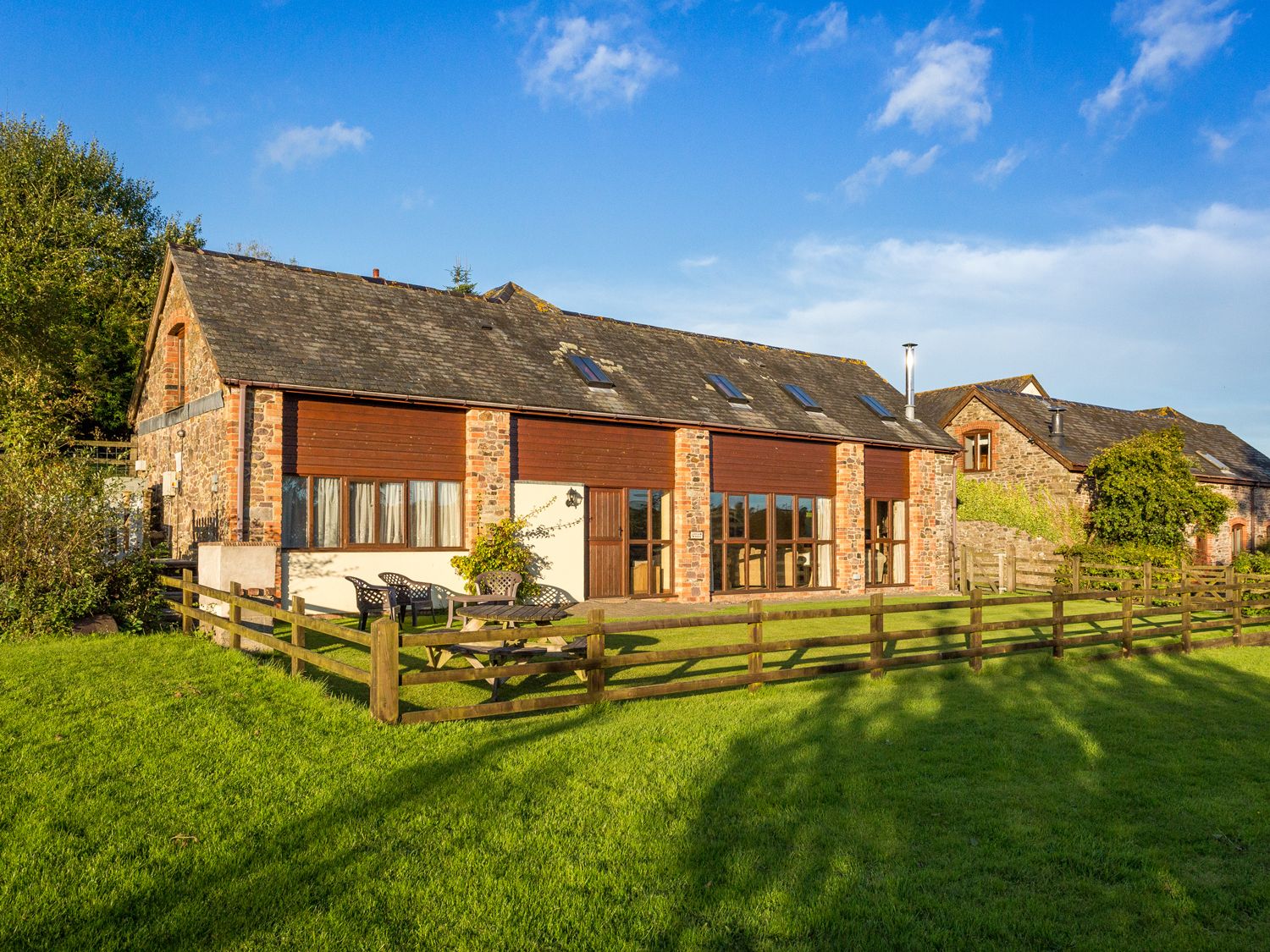 Best Remote Holiday Cottages in UK (Pet-friendly, Isolated, secluded lodges with hot tubs) Apple Barn