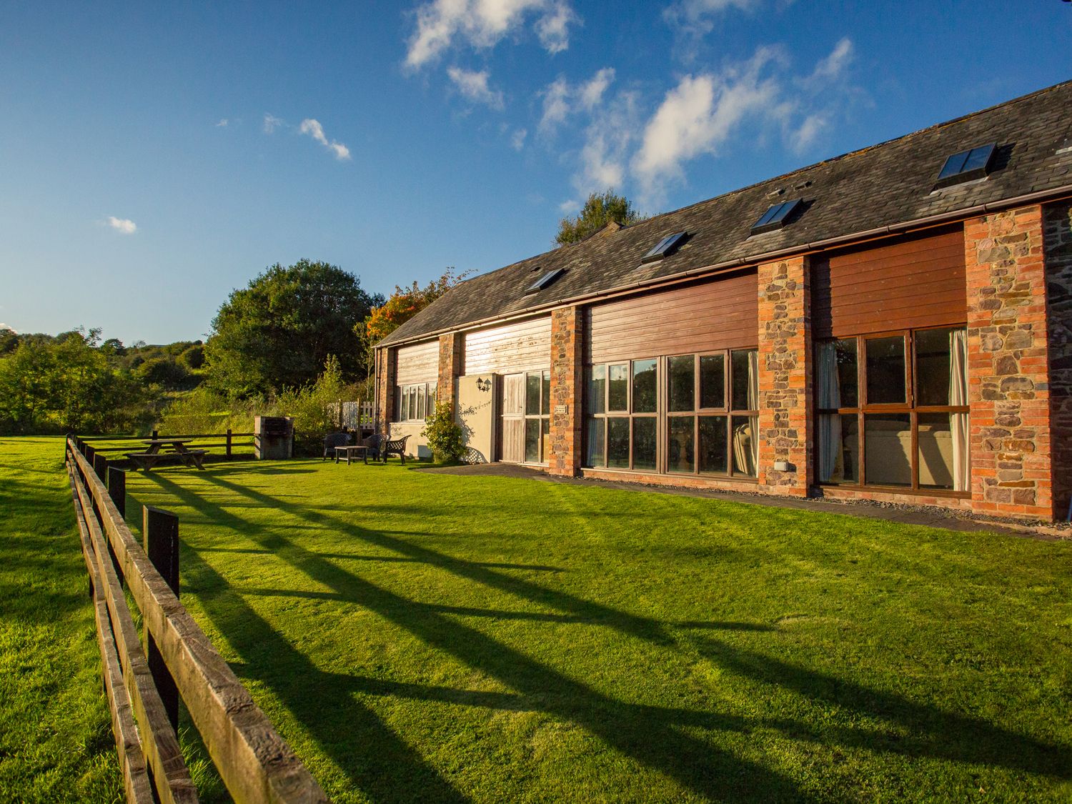 Best Remote Holiday Cottages in UK (Pet-friendly, Isolated, secluded lodges with hot tubs) Apple Barn