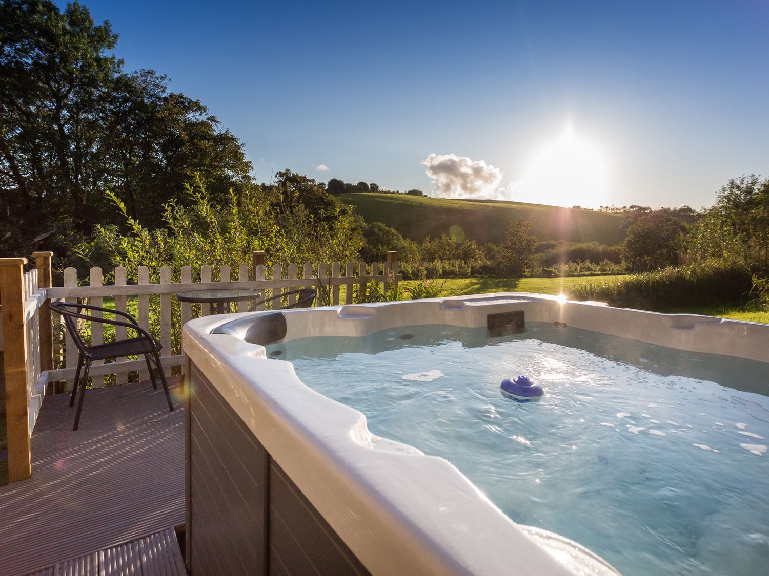 Best Remote Holiday Cottages in UK (Pet-friendly, Isolated, secluded lodges with hot tubs) Apple Barn