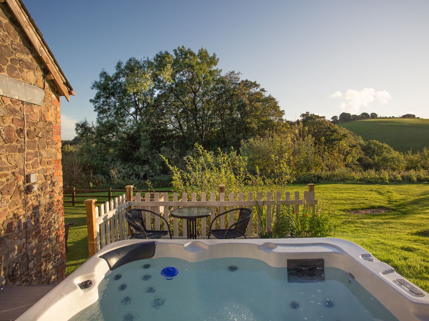 Best Remote Holiday Cottages in UK (Pet-friendly, Isolated, secluded lodges with hot tubs) Apple Barn