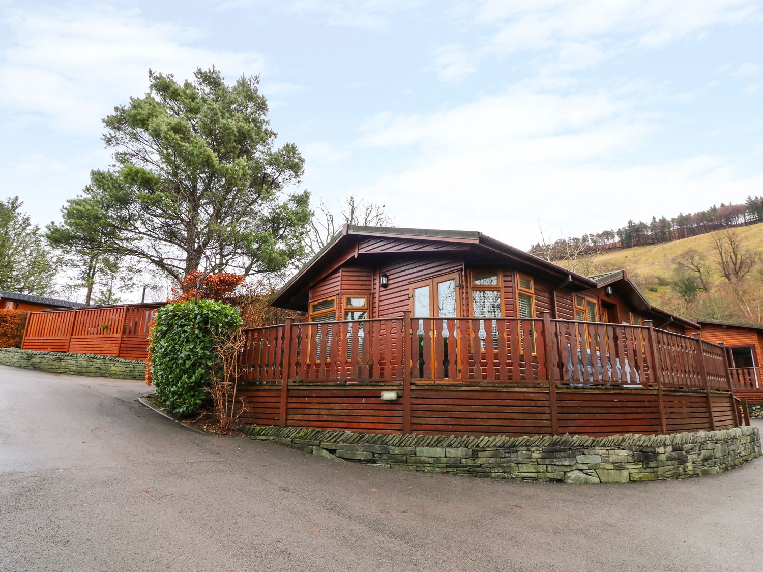 Best Remote Holiday Cottages in UK (Pet-friendly, Isolated, secluded lodges with hot tubs) Lakeland Lodge