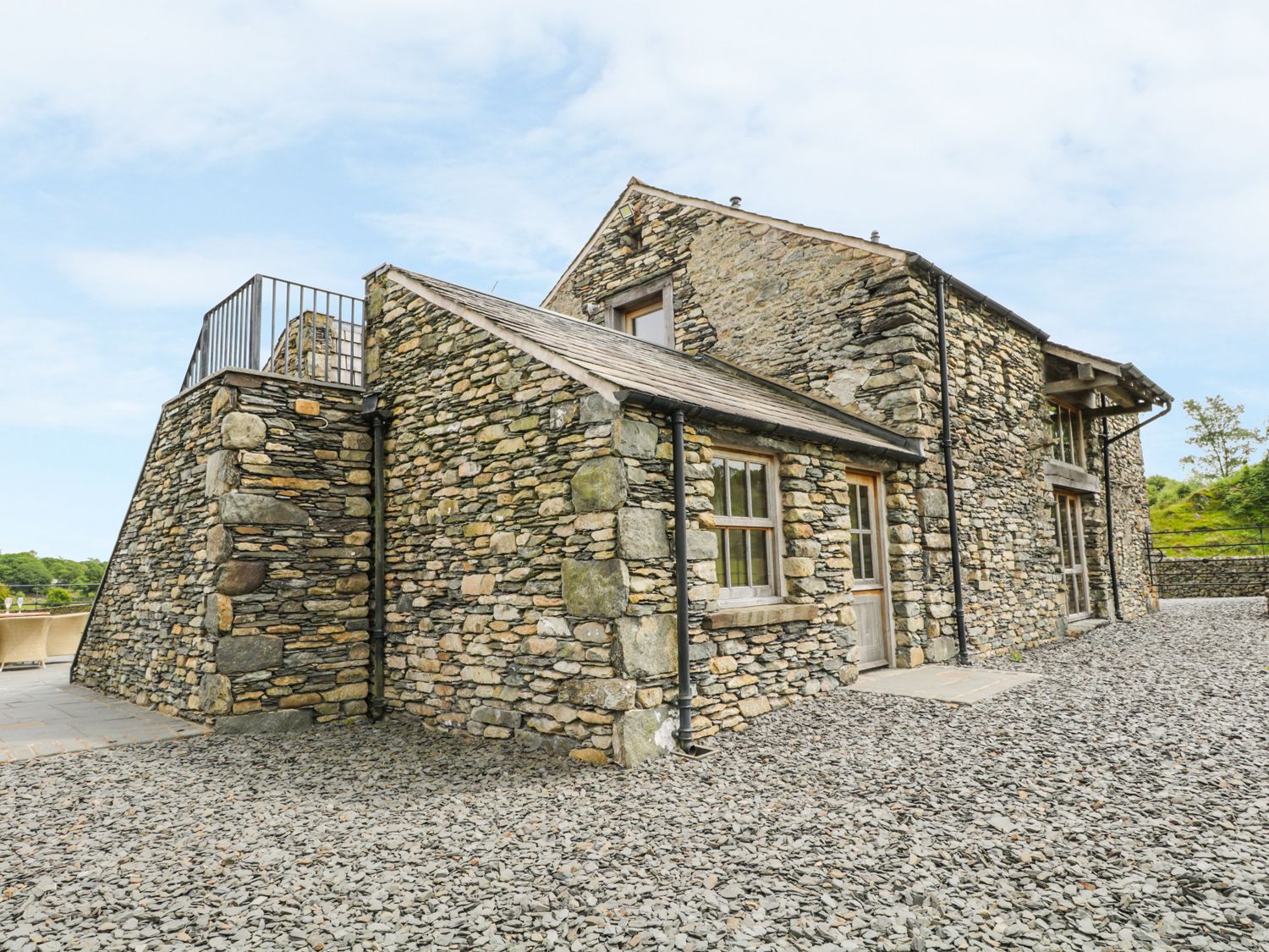 Best Remote Holiday Cottages in UK (Pet-friendly, Isolated, secluded lodges with hot tubs) Mungeon Barn