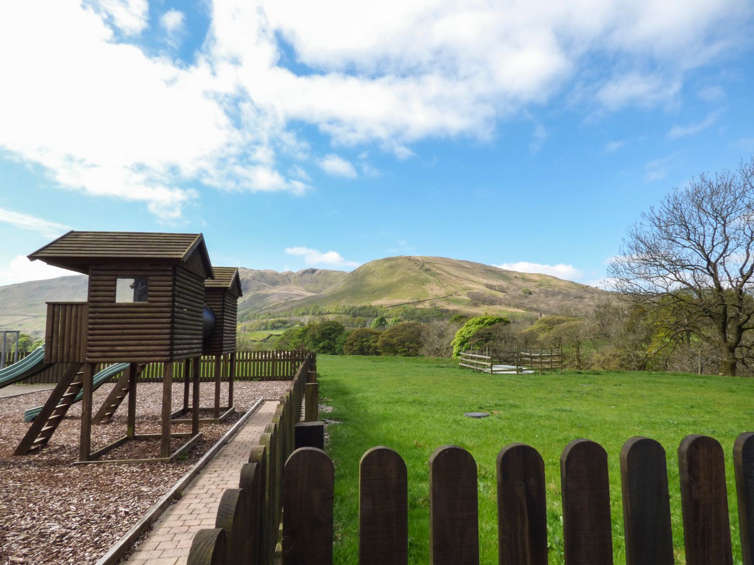 Best Remote Holiday Cottages in UK (Pet-friendly, Isolated, secluded lodges with hot tubs) Oak Tree Cottage