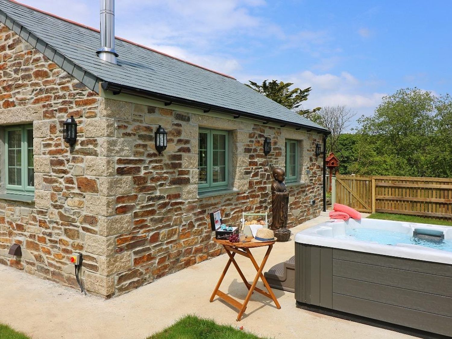 Best Remote Holiday Cottages in UK (Pet-friendly, Isolated, secluded lodges with hot tubs) Omalast