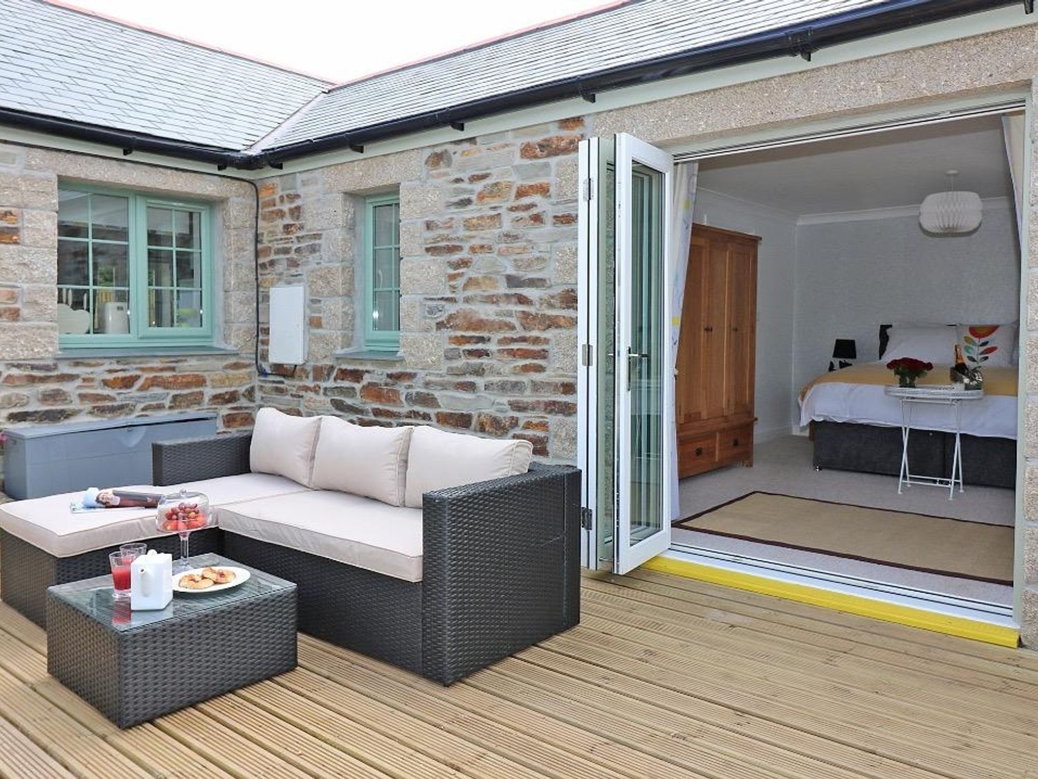 Best Remote Holiday Cottages in UK (Pet-friendly, Isolated, secluded lodges with hot tubs) Omalast