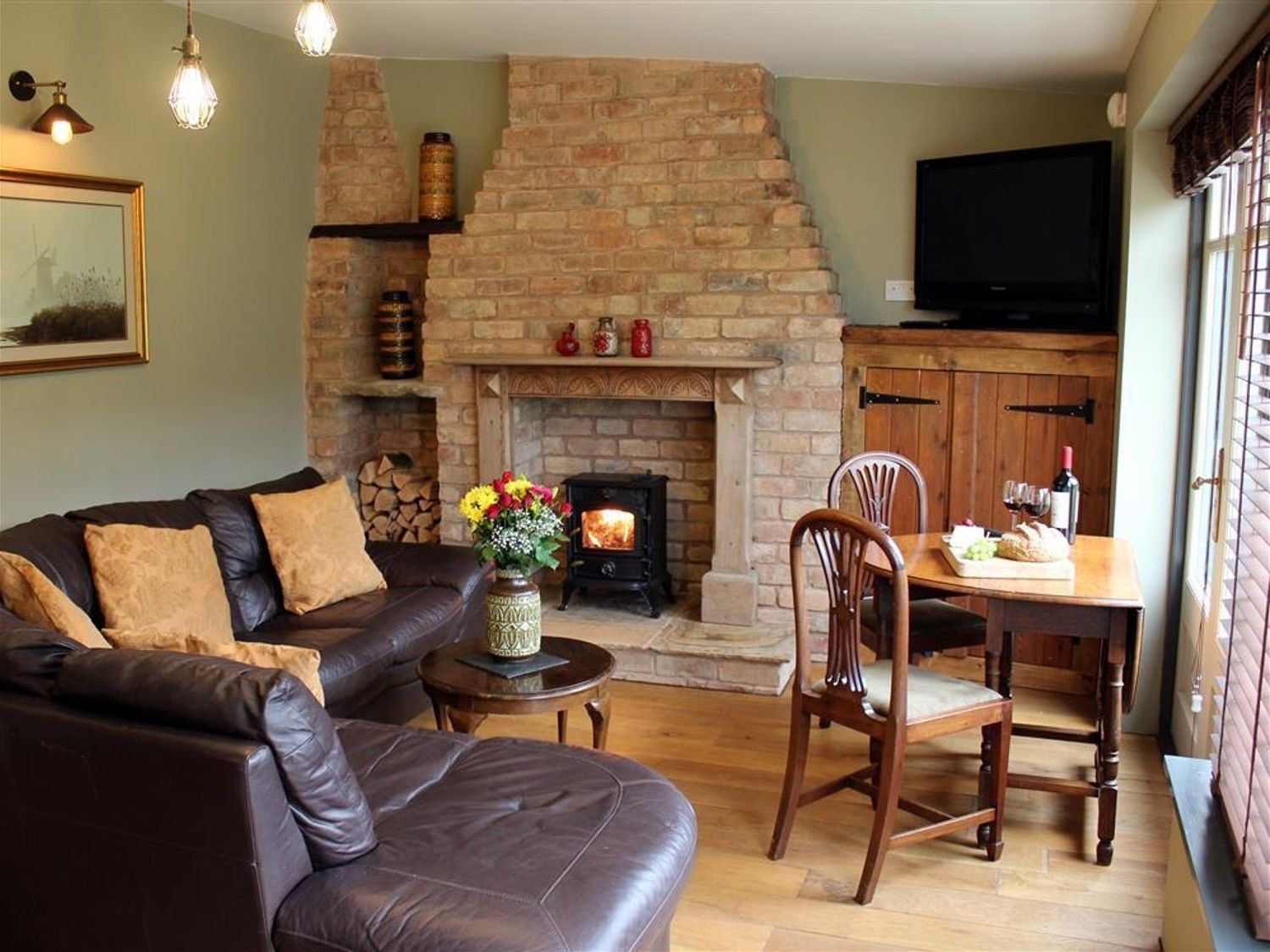 Best Remote Holiday Cottages in UK (Pet-friendly, Isolated, secluded lodges with hot tubs) Hazel Barn