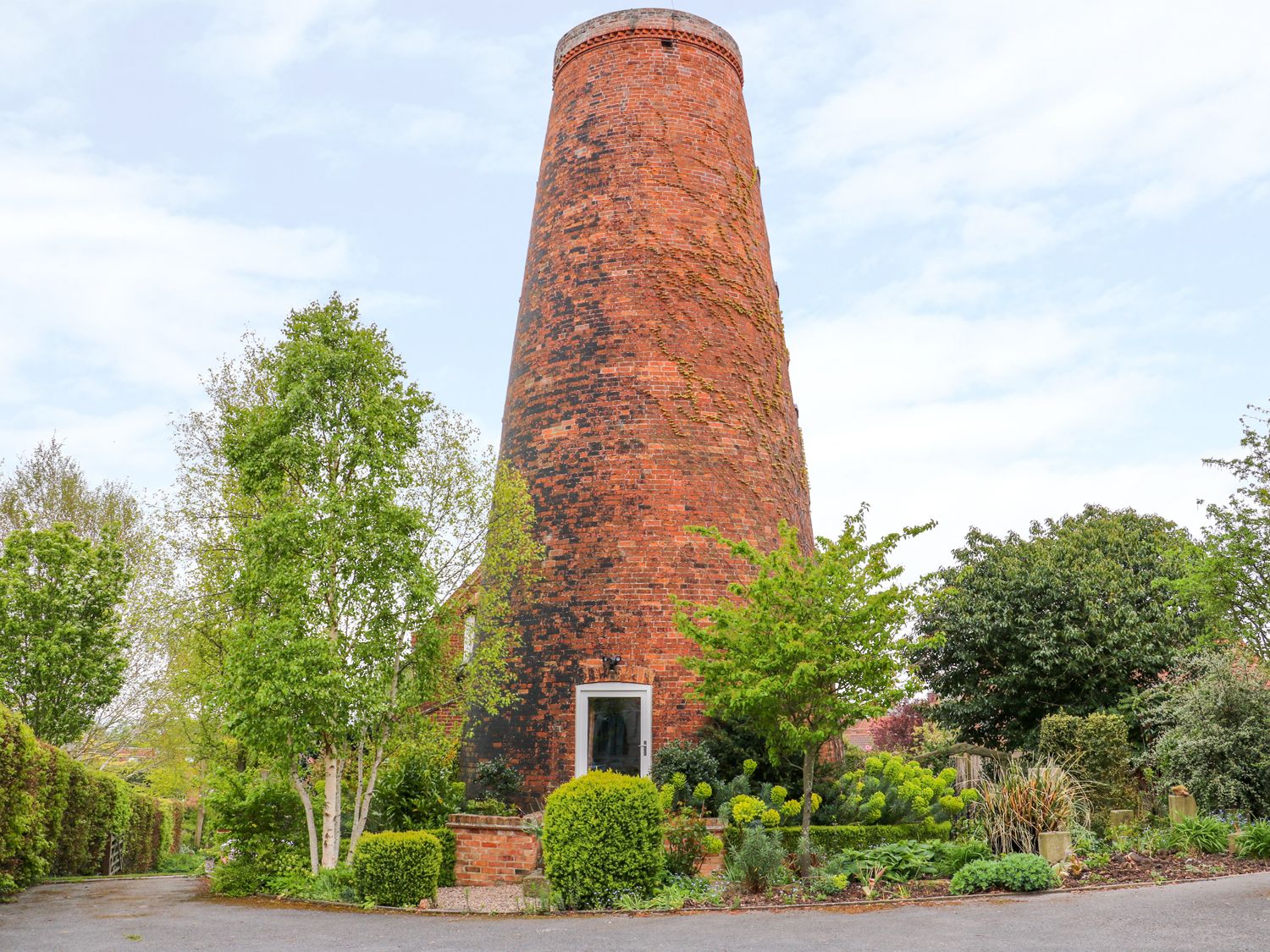 Best Remote Holiday Cottages in UK (Pet-friendly, Isolated, secluded lodges with hot tubs) The Windmill