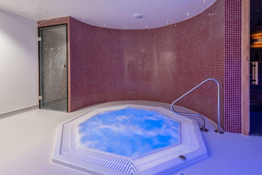 Relaxing jacuzzi to pamper parents inside family-friendly hotel, Harte & Garter Hotel & Spa