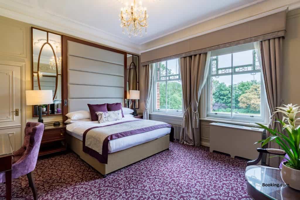 Purple-themed elegant roomthat sleeps 4 with chandelier at Woodlands Park Hotel