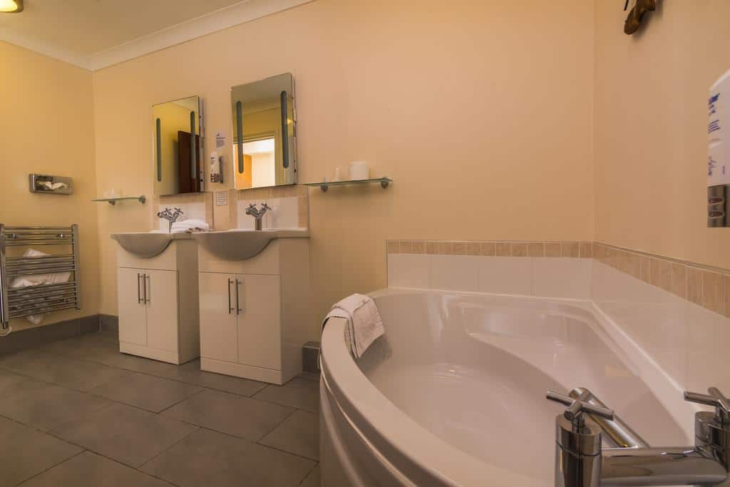 Superior Suite, 1 King Bed, Non Smoking - Bathroom Amenities